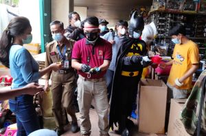 Bagikan 10.000 Masker dan Vitamin C, Superhero Berseliweran di Pasar Senen