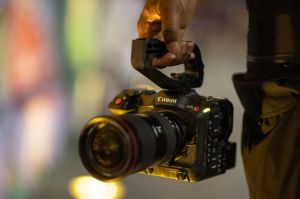 Canon EOS C70, Kamera Sinema dengan Mount RF Berbodi Ringkas