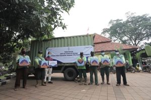 Peduli dengan Petugas TPU Pondok Ranggon, Persatuan Istri Karyawan Pupuk Indonesia Salurkan Paket Sembako