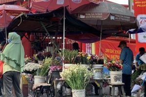 Gara-gara Pandemi, Omzet Pedagang Bunga di Vihara Petak 9 Anjlok