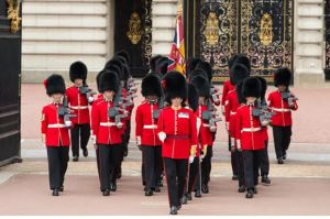Ini Alasan Kenapa Tentara Penjaga Ratu Inggris Menggunakan Topi Tinggi