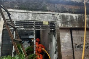 Ditinggal Pemilik, Satu Rumah di Pulogadung Ludes Terbakar   