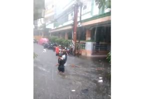 Hujan Deras, Kantor Kelurahan Tegal Parang dan Kemang Utara IX Terendam Banjir