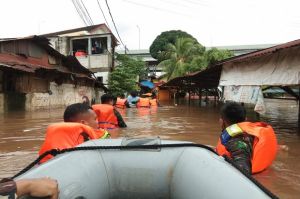 Lanud Halim dan Yonko 461 Paskhas Bantu Korban Banjir Cipinang Melayu