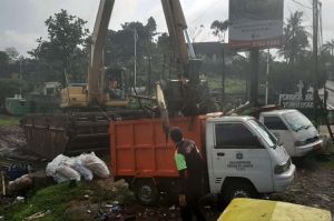 Sampah Bekas Banjir Jakarta Menggunung