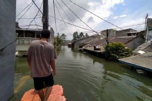 Banjir Priuk Tangerang Masih Setinggi Atap Rumah, Warga Bertahan di Tempat Pengungsian