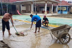 Banjir Surut, Warga Cikarang Timur Mulai Bersihkan Lumpur dan Sampah