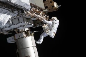 Tingkatkan Kemampuan ISS, Dua Astronot NASA Berjalan di Luar Angkasa