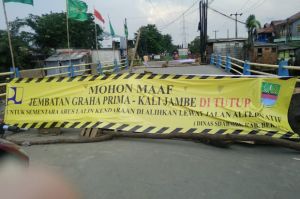 Tunggu Diperbaiki, Jembatan Graha Prima Tambun Ditutup Sementara