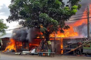 Kebakaran Hebat Hanguskan Rumah Tinggal di Kawasan Padat Penduduk Cakung Timur