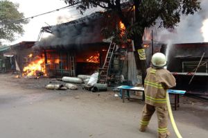 Kebakaran 10 Bangunan di Cakung Akibat Percikan Api dari Bengkel Las