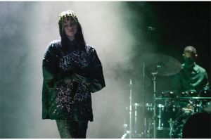 Grammy Awards 2021: Curi Perhatian, Billie Eilish Tampil Full Berlian dan Kristal