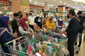 Keseruan Bima Arya Traktir Belanja Para Perawat di Supermarket