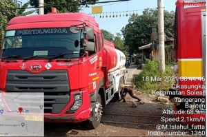 Truk Tangki Pertamina Tersangkut di Perlintasan Kereta Api, Warganet: Ngeri Kayak di Bintaro