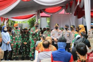 Tinjau Vaksinasi Massal di Puskesmas Surabaya, Ini Kata Panglima TNI