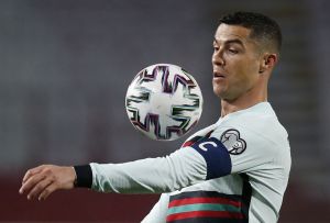 Lempar Ban Kapten Timnas Portugal, Cristiano Ronaldo Jadi Cibiran