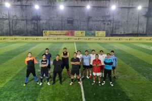 Saleh Husin Bersama Silmy Karim Main Sepak Bola di Lapangan Mini