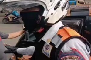Viral, Petugas Dishub Gadungan Setop Kendaraan Bak Terbuka di Bekasi