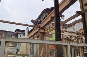 Warga Kampung Melayu Yakin Rumah Panggung Jadi Solusi Kurangi Dampak Banjir