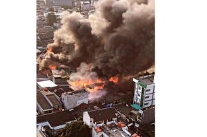 Kebakaran Rumah di Pasar Kambing Tanah Abang, Asap Pekat Selimuti Langit Jakarta