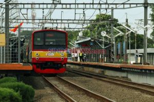 Pohon Tumbang Hambat Perjalanan KRL Commuter Line Tanah Abang-Sudimara