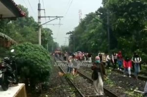 Pohon Tumbang Tutup Rel, Penumpang KRL Commuter Line Susuri Perlintasan Kereta Api