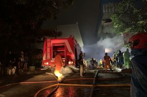 Malam Pertama Ramadhan, Kebakaran Pasar Inpres Pasar Minggu Jadi Tontonan Warga