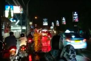 Jalan Raya Jatiwaringin Bekasi Sempat Banjir Setelah Diguyur Hujan Deras