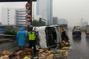 Mobil Bak Terguling  di Tol Dalam Kota, Kemacetan Parah Mengular