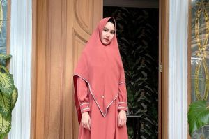 Anggun Banget, Ini Rekomendasi  Gaya Hijab Syari ala Kartika Putri
