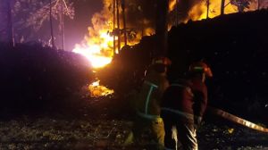 Mess TKA di Gunung Putri Bogor Terbakar, Dipicu Limbah Ban Bekas Tersambar Petir