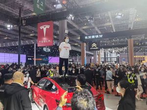 Edan, Lagi Pameran Tesla Diganggu Aksi Protes Injak Atap Mobil