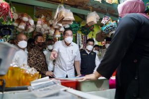 Mendag Blusukan ke Pasar, Ungkap Penyebab Harga Daging Ayam Naik