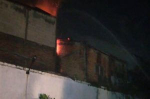Arus Pendek Listrik, Rumah Semi Permanen 2 Lantai di Menteng Jakpus Terbakar