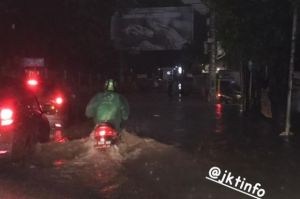 Hujan Deras! Sejumlah Ruas Jalan di Jakarta Tergenang