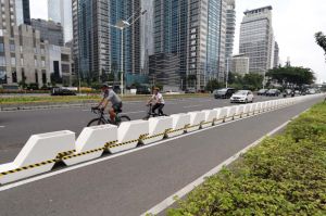 Beton Pembatas Jalur Sepeda Membahayakan, Warganet: Mestinya Dibikin yang Lebih Ramah Pengguna