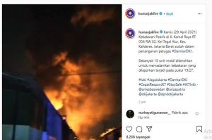 Kebakaran Hebat Lahap sebuah Pabrik di Kalideres