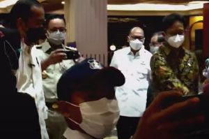 Dampingi Jokowi Tinjau Vaksinasi, Anies Jadi Fotografer Dadakan