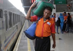 Berkah Ramadhan, Ribuan Porter Stasiun Dapat Duit hingga Sembako Gratis