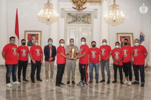 Persija Serahkan Piala Menpora ke Anies, Warganet: Alhamdulillah di Tangan Gubernur Terbaik