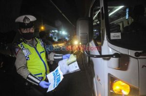 Hari Pertama Larangan Mudik, Petugas Periksa Kendaraan Melintas di Tol Jakarta-Cikampek