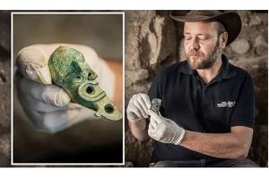 Arkeolog Israel Temukan Jimat Lampu Aneh Berusia 2.000 Tahun