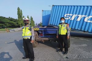 Muatan Truk Kontainer Terlepas Bikin Macet Jalan Arteri Marunda Jakarta Utara