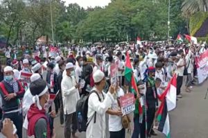 Massa Aksi Umat Islam Bersatu untuk Palestina Tiba di Depan Kedubes AS