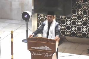 Imam Masjid Istiqlal: Mari Kita Contoh Alam Semesta yang Patuh pada Allah SWT