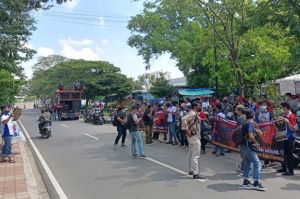 Puluhan Buruh Geruduk Gudang Utama Indomaret Tuntut Pembebasan Anwar Bessy