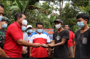 Wakil Bupati Buleleng Serahkan Bantuan Bedah Rumah di Desa Kayuputih Melaka