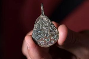 Jimat Kuno Penangkal Mata Setan Berusia 1.500 Tahun Ditemukan di Israel