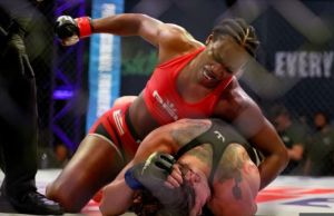 KO Kejam Juara Dunia Tinju Claressa Shields Habisi Petarung MMA