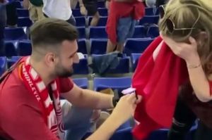 Viral! Fans Pinang Kekasih di Tengah Laga Italia vs Turki